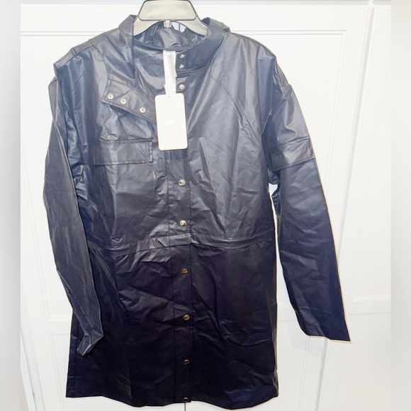 New! Fabletics Kenna Convertible Rain Jacket
Color: Deep Navy Travel Long/Short - Picture 10 of 16